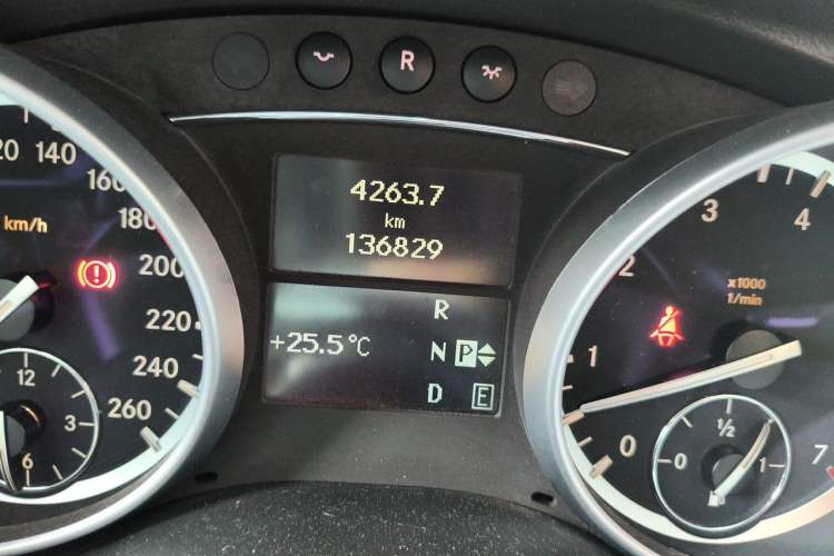 Used Mercedes-Benz R-Class 2011 R 300 L Business Model Odometer Close Up