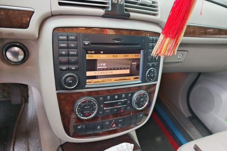 Used Mercedes-Benz R-Class 2011 R 350 L 4MATIC Audio And AC Panel