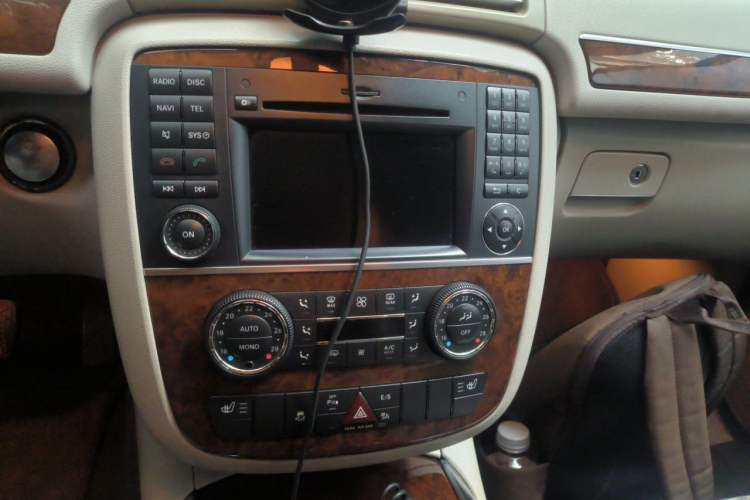 Used Mercedes-Benz R-Class 2011 R 350 L 4MATIC Audio And AC Panel