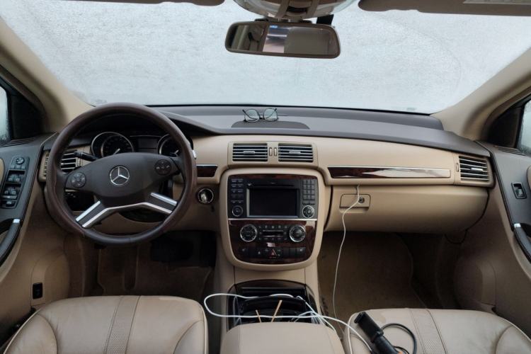Used Mercedes-Benz R-Class 2011 R 350 L 4MATIC Center Console