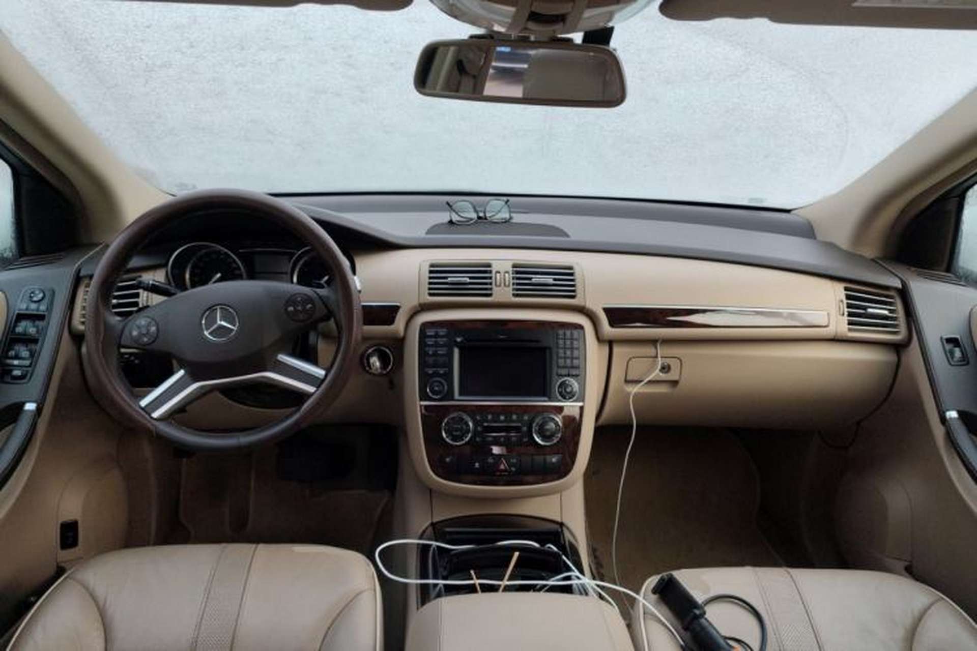 Used Mercedes-Benz R-Class 2011 R 350 L 4MATIC Center Console