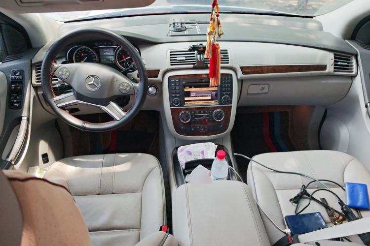 Used Mercedes-Benz R-Class 2011 R 350 L 4MATIC Center Console