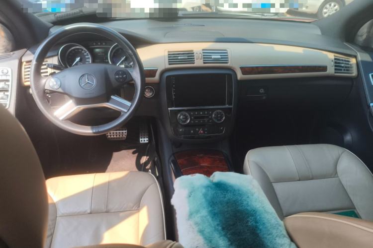 Used Mercedes-Benz R-Class 2011 R 350 L 4MATIC Center Console