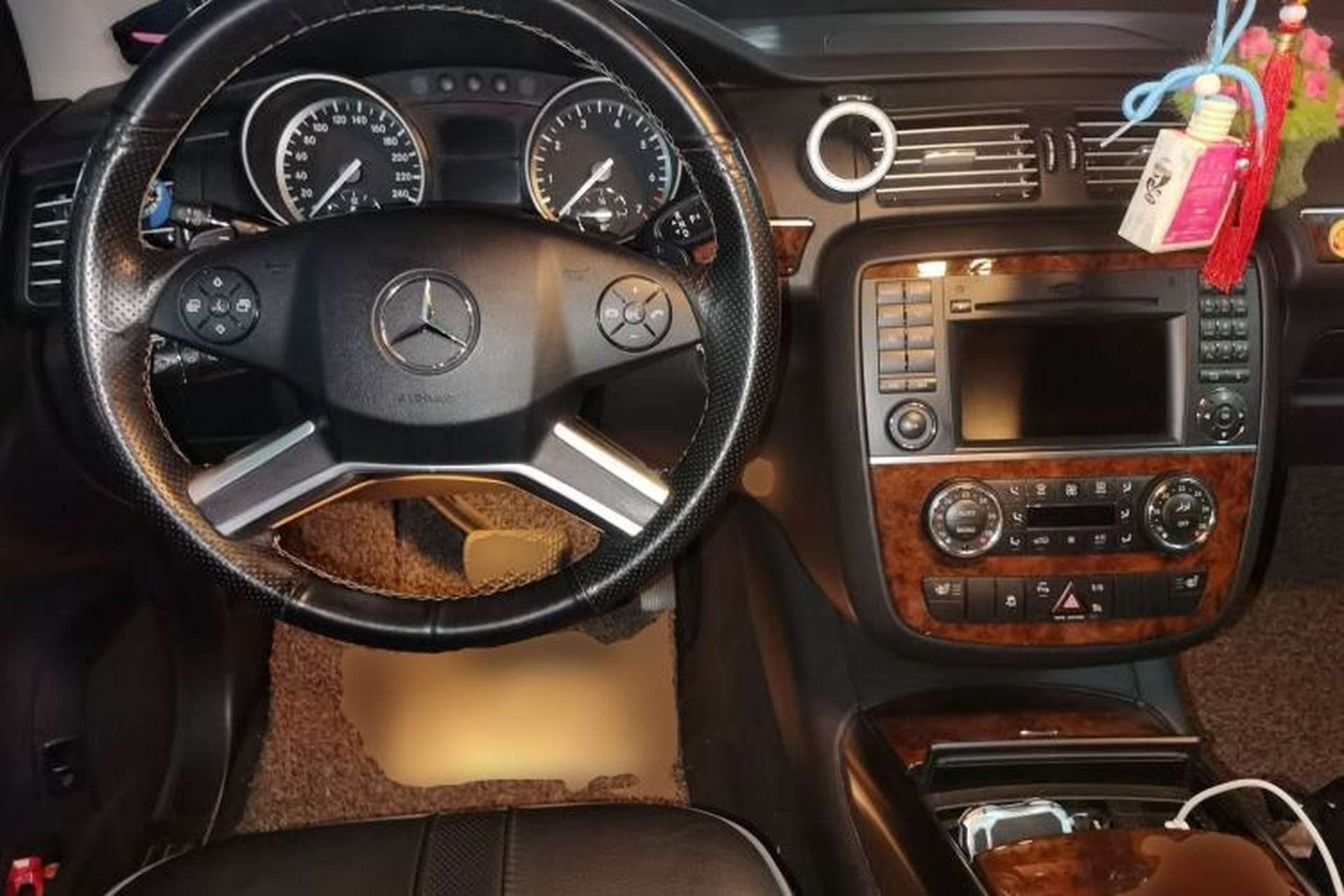Used Mercedes-Benz R-Class 2011 R 350 L 4MATIC Center Console
