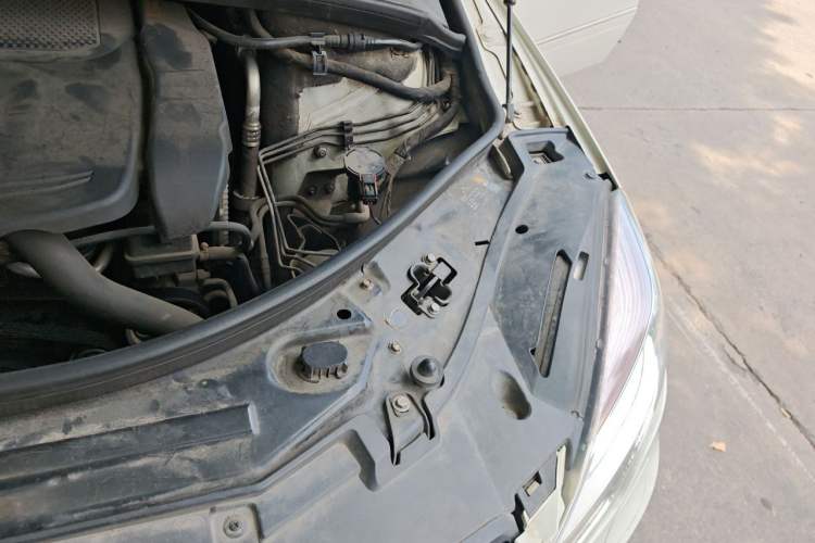 Used Mercedes-Benz R-Class 2011 R 350 L 4MATIC Engine Bay Left