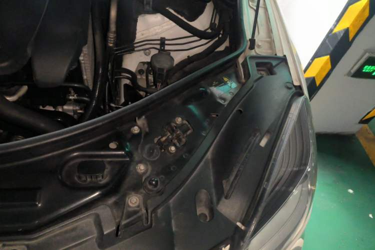 Used Mercedes-Benz R-Class 2011 R 350 L 4MATIC Engine Bay Left