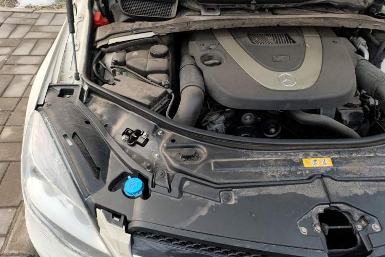 Used Mercedes-Benz R-Class 2011 R 350 L 4MATIC Engine Bay Right