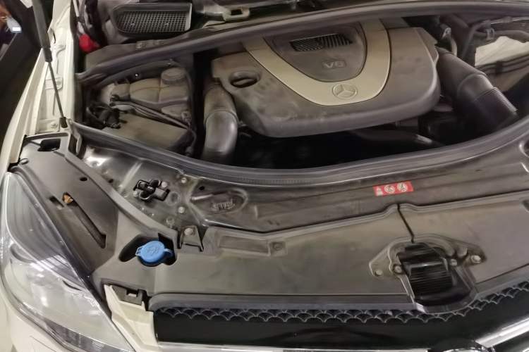 Used Mercedes-Benz R-Class 2011 R 350 L 4MATIC Engine Bay Right