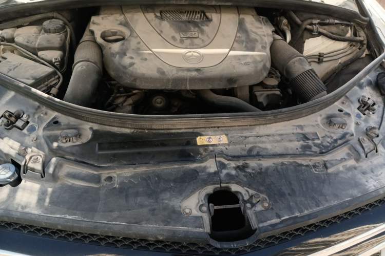 Used Mercedes-Benz R-Class 2011 R 300 L Business Model Engine Bay