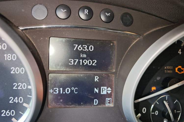 Used Mercedes-Benz R-Class 2011 R 350 L 4MATIC Odometer Close Up