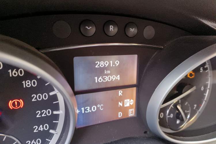 Used Mercedes-Benz R-Class 2011 R 300 L Business Model Odometer Close Up