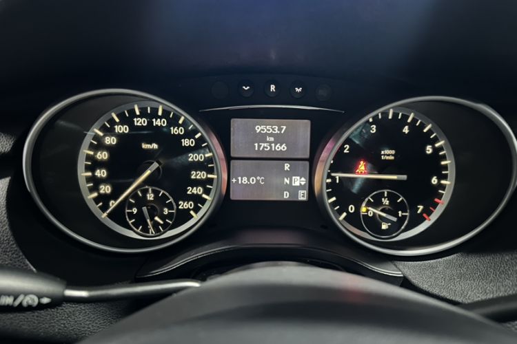 Used Mercedes-Benz R-Class 2011 R 350 L 4MATIC Odometer Close Up