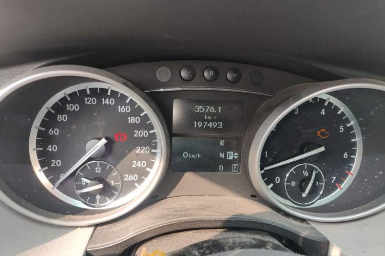 Used Mercedes-Benz R-Class 2011 R 300 L Business Model Odometer Close Up