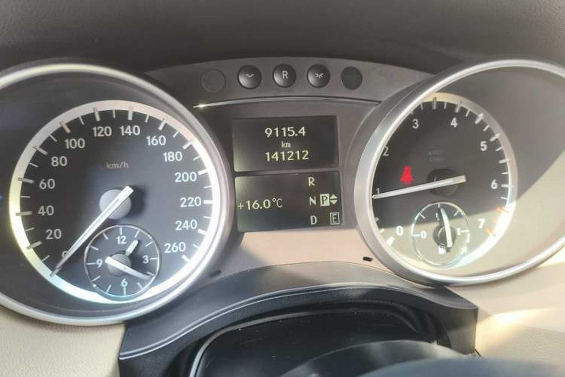Used Mercedes-Benz R-Class 2011 R 350 L 4MATIC Odometer Close Up
