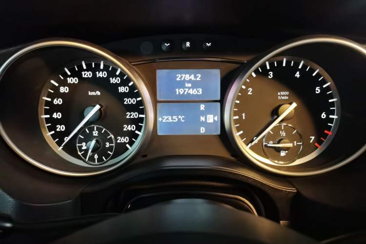 Used Mercedes-Benz R-Class 2011 R 350 L 4MATIC Odometer Close Up