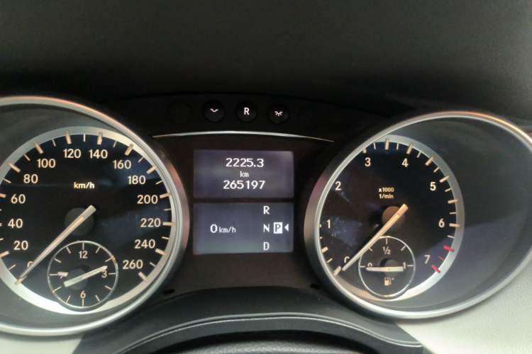 Used Mercedes-Benz R-Class 2011 R 350 L 4MATIC Odometer Close Up