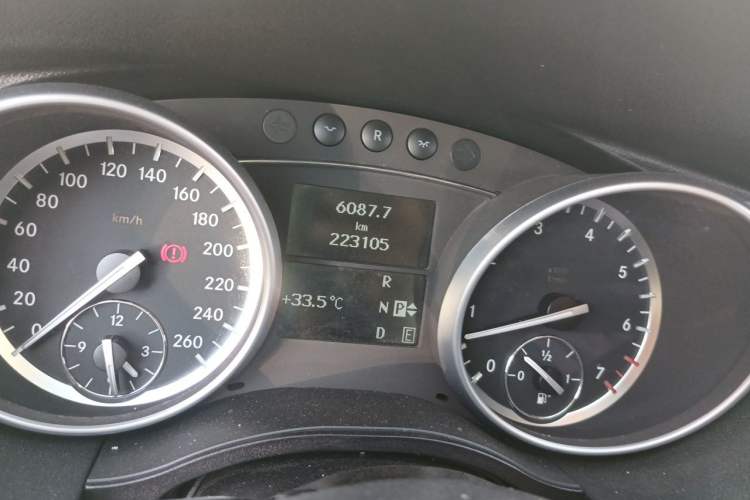 Used Mercedes-Benz R-Class 2011 R 300 L Business Model Odometer Close Up