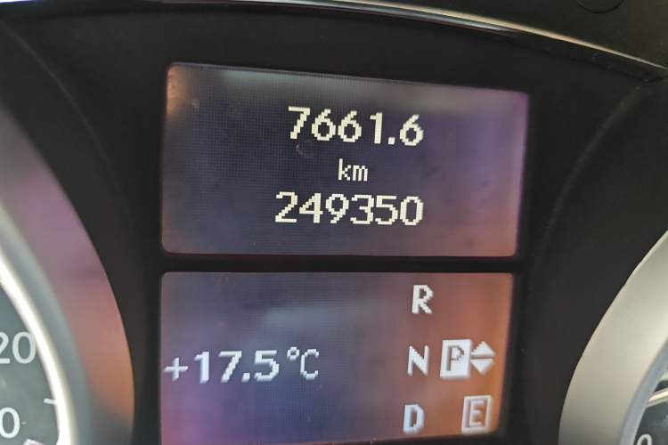 Used Mercedes-Benz R-Class 2011 R 300 L Business Model Odometer Close Up