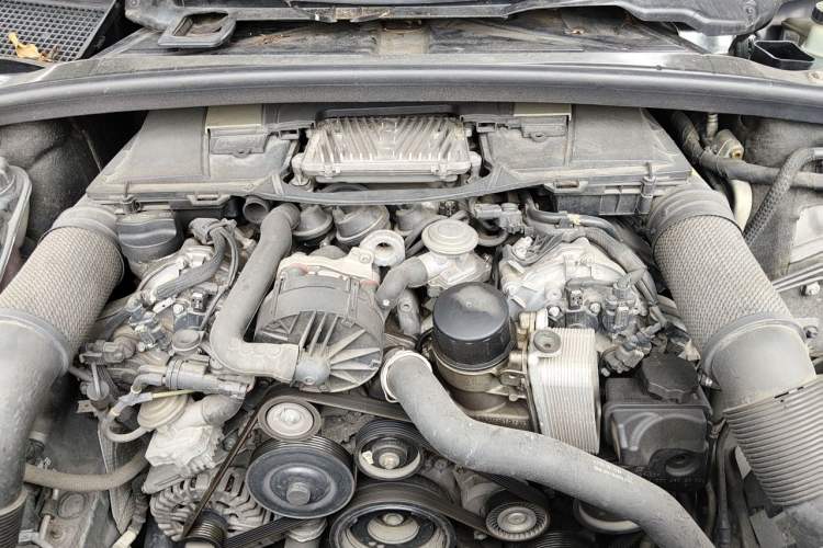 Used Mercedes-Benz R-Class  Engine Bay