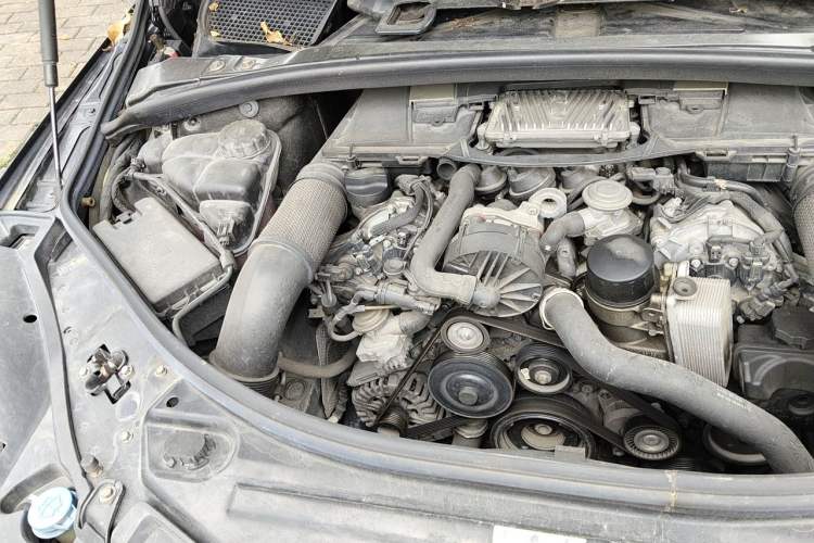Used Mercedes-Benz R-Class  Engine Bay Right