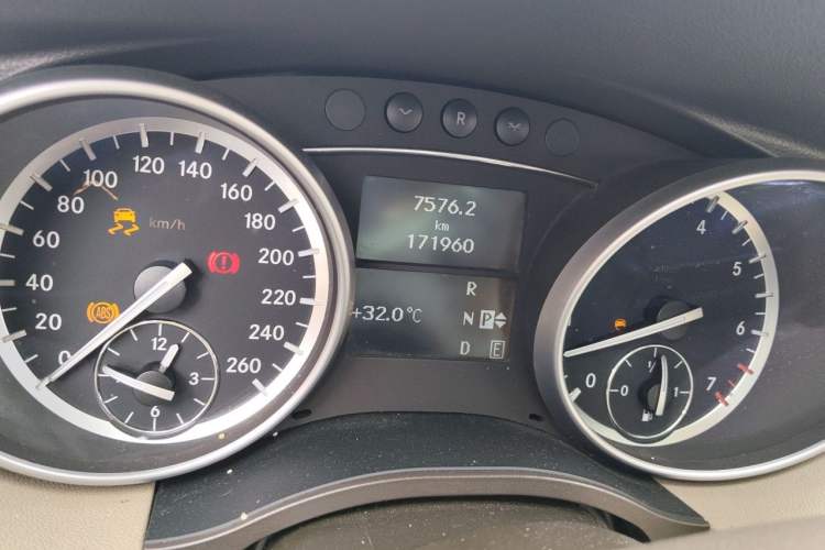 Used Mercedes-Benz R-Class  Odometer Close Up