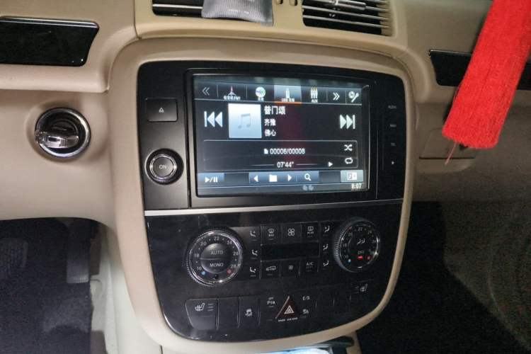 Used Mercedes-Benz R-Class 2014 R 400 4MATIC Business Model Audio And AC Panel
