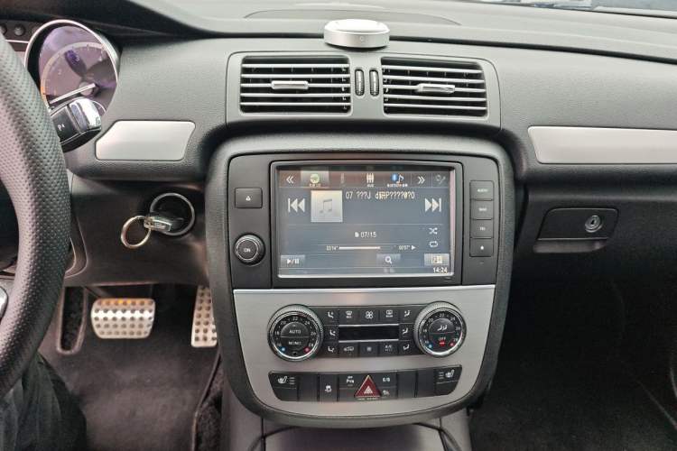 Used Mercedes-Benz R-Class 2014 R 320 4MATIC Business Model Audio And AC Panel