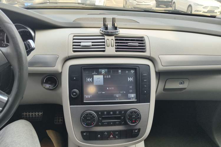 Used Mercedes-Benz R-Class 2014 R 320 4MATIC Business Model Audio And AC Panel