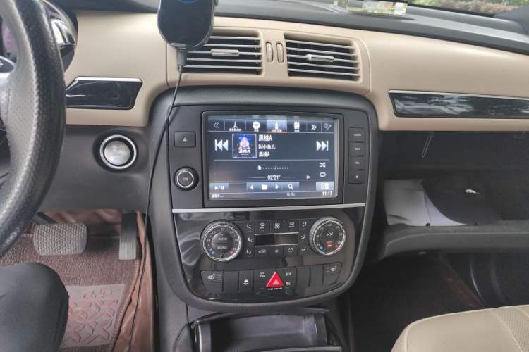 Used Mercedes-Benz R-Class 2014 R 400 4MATIC Luxury Model Audio And AC Panel