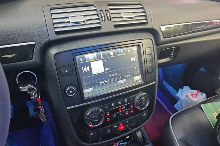 Used Mercedes-Benz R-Class 2014 R 320 4MATIC Luxury Model Audio And AC Panel