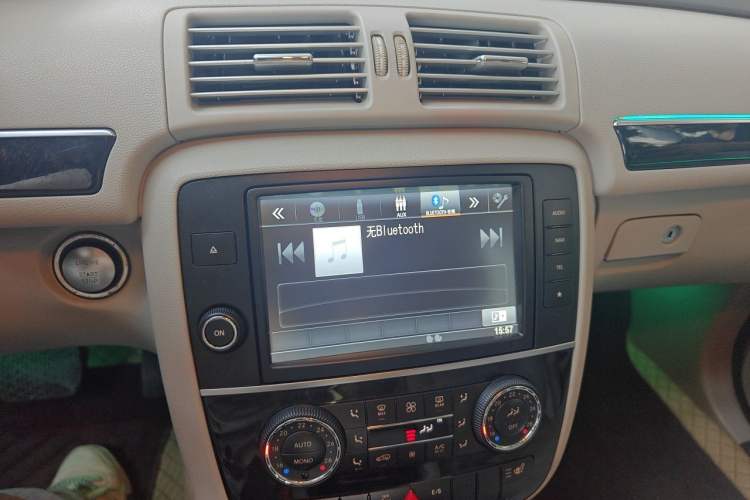 Used Mercedes-Benz R-Class 2014 R 400 4MATIC Luxury Model Audio And AC Panel