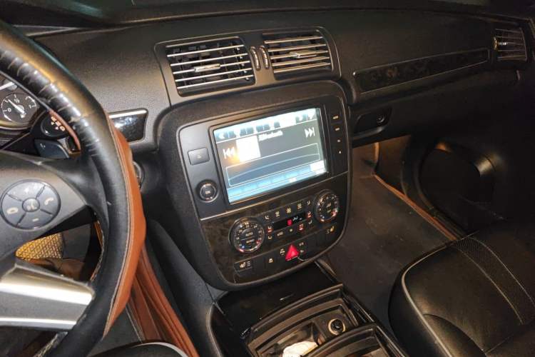 Used Mercedes-Benz R-Class 2014 R 400 4MATIC Business Model Audio And AC Panel