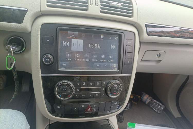 Used Mercedes-Benz R-Class 2014 R 400 4MATIC Business Model Audio And AC Panel