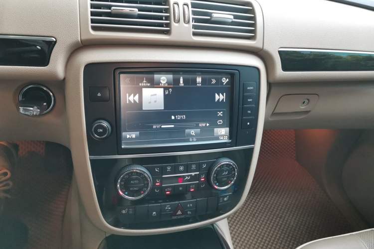Used Mercedes-Benz R-Class 2014 R 320 4MATIC Luxury Model Audio And AC Panel