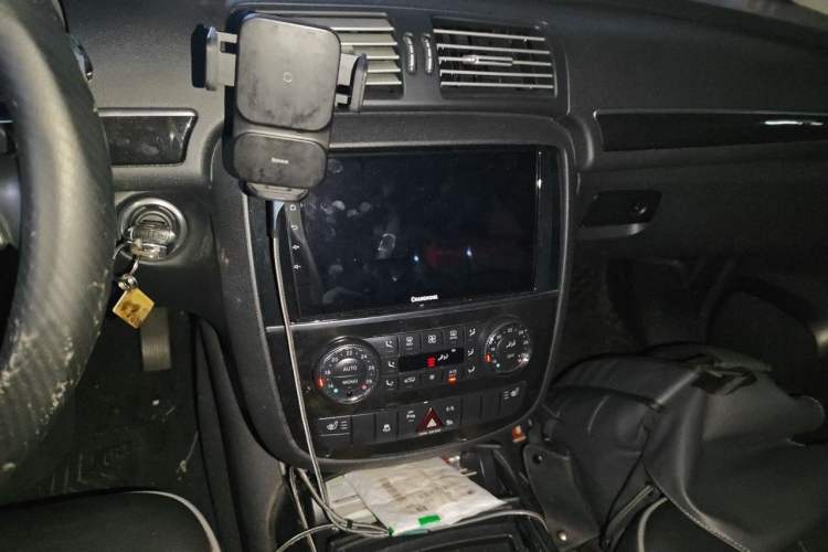Used Mercedes-Benz R-Class 2014 R 400 4MATIC Business Model Audio And AC Panel