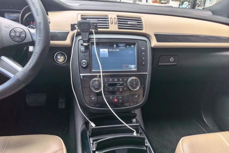 Used Mercedes-Benz R-Class 2014 R 400 4MATIC Luxury Model Audio And AC Panel