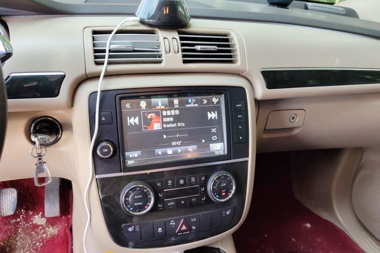 Used Mercedes-Benz R-Class 2014 R 400 4MATIC Business Model Audio And AC Panel