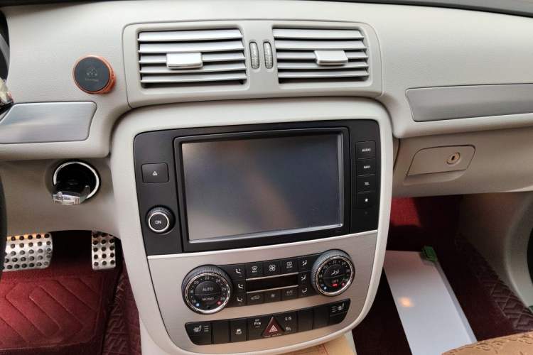 Used Mercedes-Benz R-Class 2014 R 320 4MATIC Luxury Model Audio And AC Panel