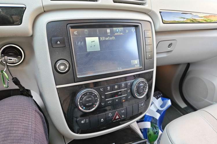 Used Mercedes-Benz R-Class 2014 R 400 4MATIC Business Model Audio And AC Panel