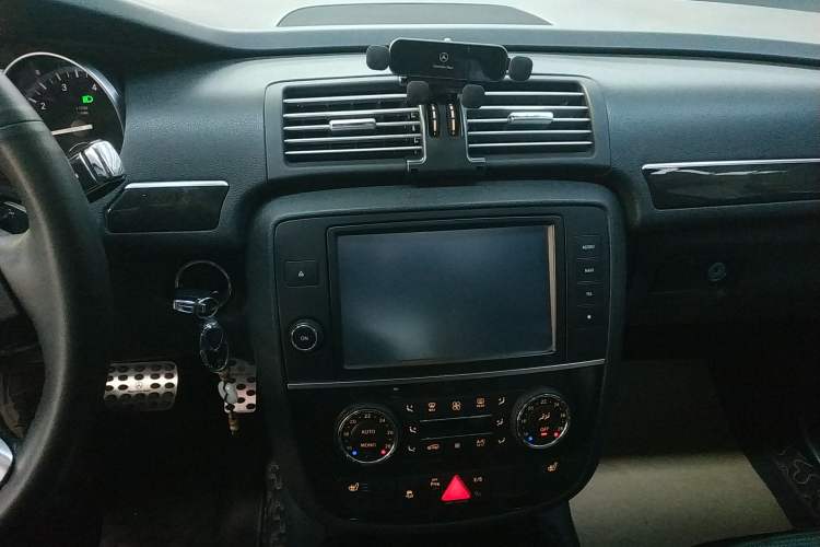 Used Mercedes-Benz R-Class 2014 R 320 4MATIC Luxury Model Audio And AC Panel
