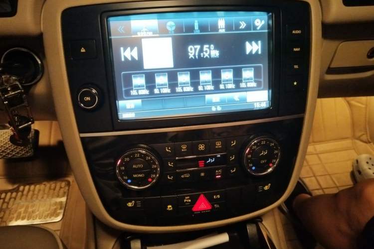Used Mercedes-Benz R-Class 2014 R 320 4MATIC Luxury Model Audio And AC Panel