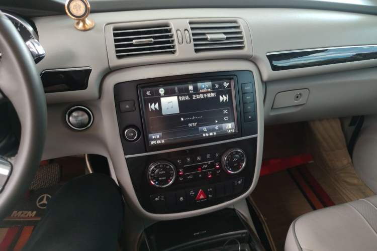 Used Mercedes-Benz R-Class 2014 R 400 4MATIC Luxury Model Audio And AC Panel