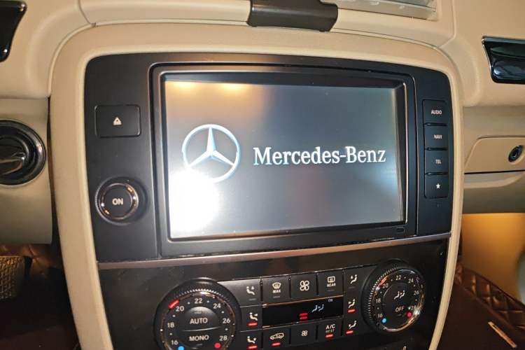 Used Mercedes-Benz R-Class 2014 R 400 4MATIC Business Model Audio And AC Panel