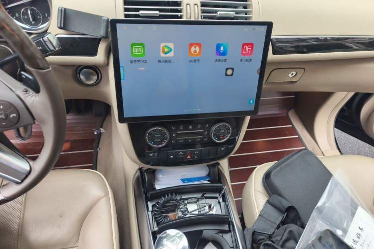 Used Mercedes-Benz R-Class 2014 R 400 4MATIC Luxury Model Audio And AC Panel