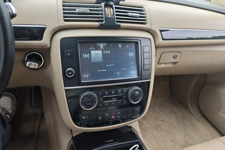 Used Mercedes-Benz R-Class 2014 R 400 4MATIC Business Model Audio And AC Panel