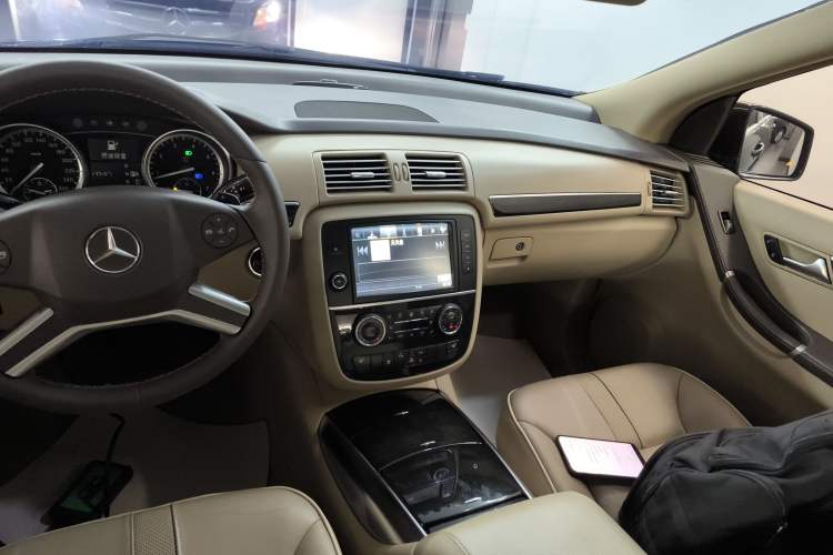 Used Mercedes-Benz R-Class 2014 R 320 4MATIC Luxury Model Audio And AC Panel