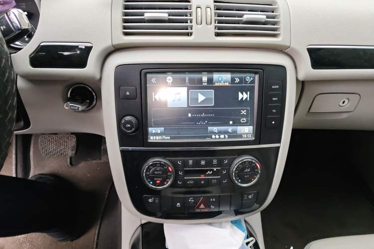 Used Mercedes-Benz R-Class 2014 R 400 4MATIC Business Model Audio And AC Panel