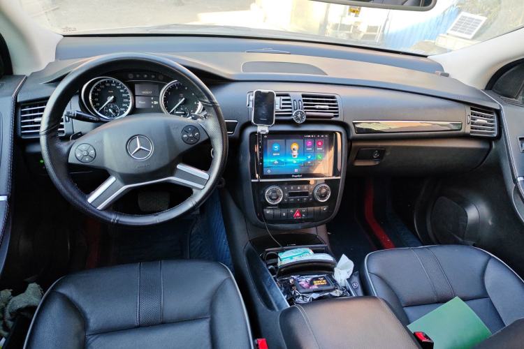 Used Mercedes-Benz R-Class 2014 R 320 4MATIC Luxury Model Center Console