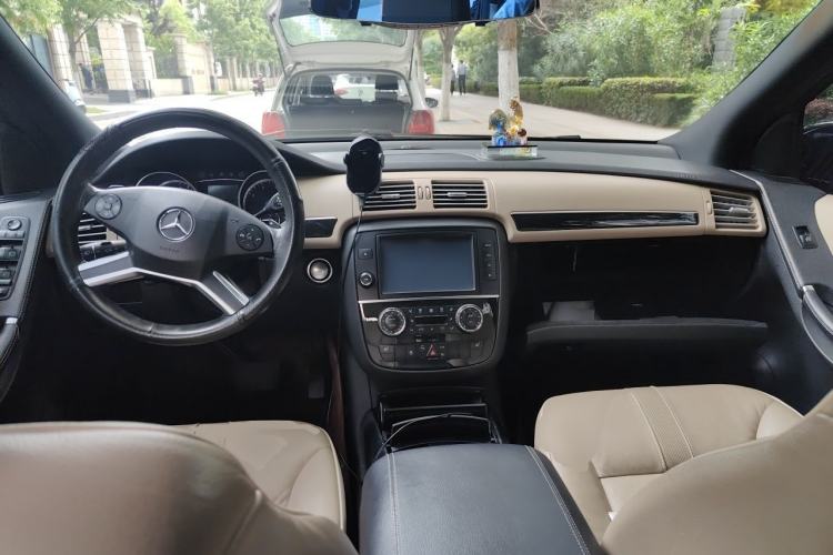 Used Mercedes-Benz R-Class 2014 R 400 4MATIC Luxury Model Center Console