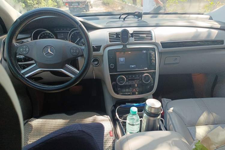Used Mercedes-Benz R-Class 2014 R 320 4MATIC Luxury Model Center Console